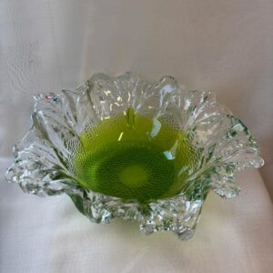 Kasvimaalla kulho, signeerattu