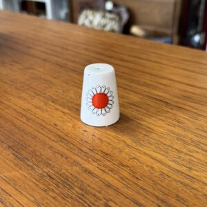 Esteri Tomula maustesirotin, pilkku