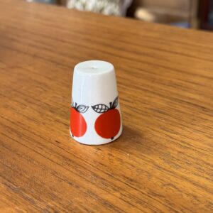 Esteri Tomula maustesirotin, omena