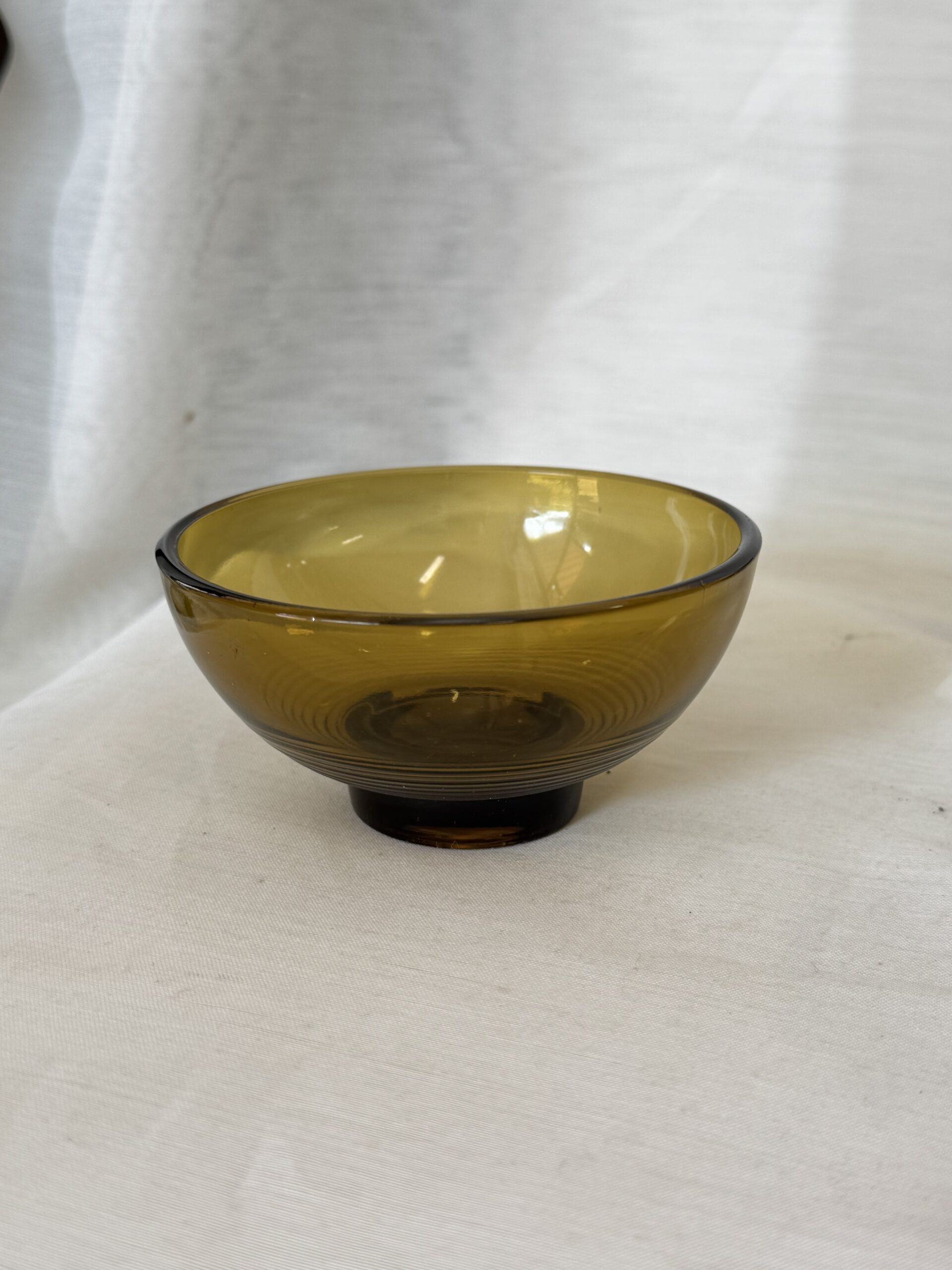 Jälkiruokamalja, amber