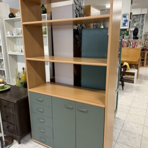 Lipasto kirjahyllyllä